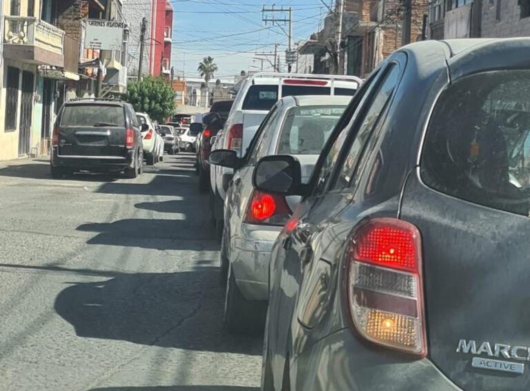 Tráfico genera caos en la Enrique Estrada