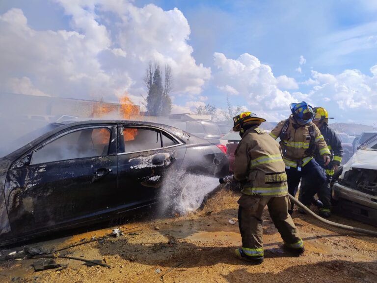 Registran incendio vehicular en instalaciones de grúa