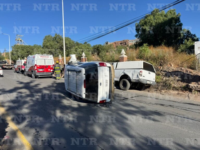 Se vuelca camioneta en la calzada Solidaridad