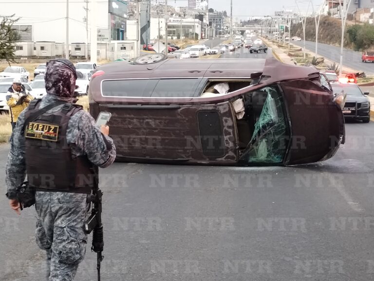 Sufren volcadura en calzada Héroes de Chapultepec; hay un herido