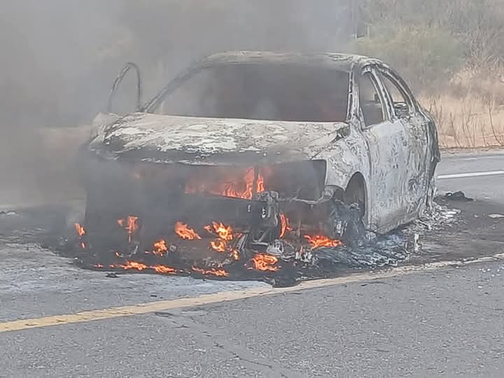 Se incendia vehículo en la federal 49
