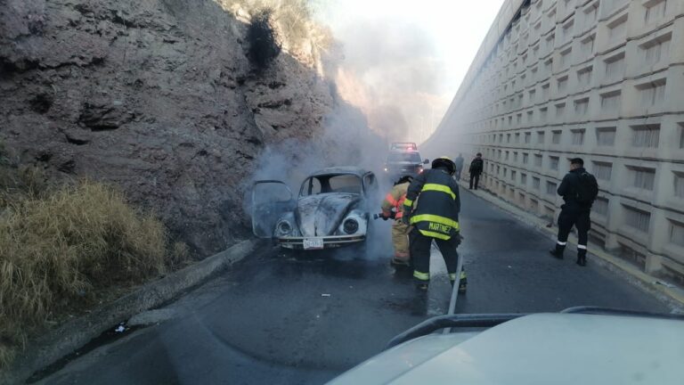 Se incendia vocho por falla mecánica