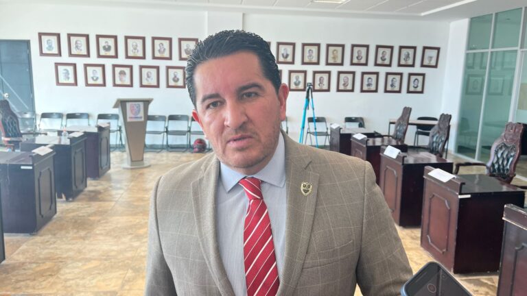 Promete Javo Torres apoyo a comerciantes