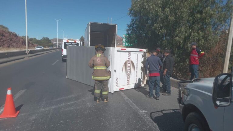 Vuelca camioneta de carga ligera en bulevar Bicentenario