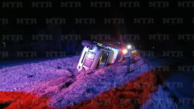 Se vuelca tractocamión durante la madrugada