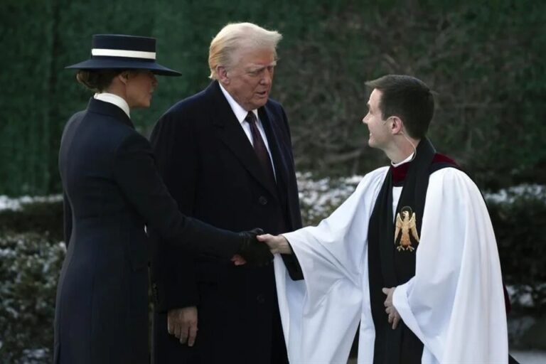 Acude Trump a iglesia antes de asumir