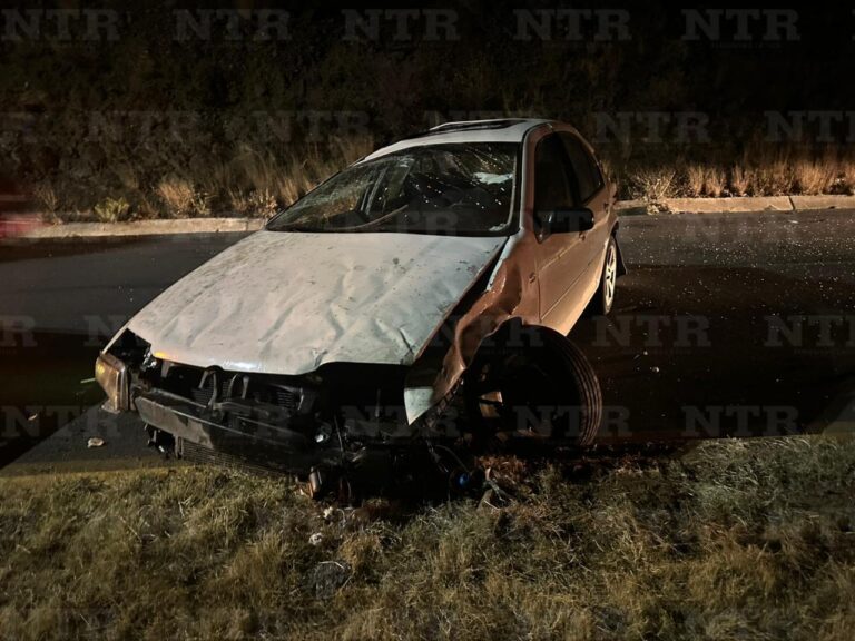Se vuelca auto en la vialidad Vetagrande; hay una herida