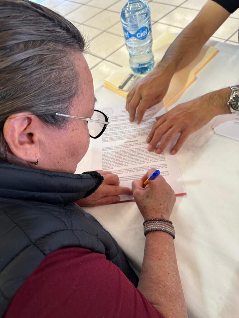 Benefician a 260 familias con firma de escrituras