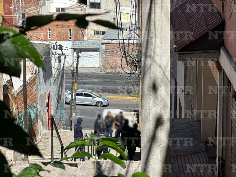 Atacan a mujer a balazos en callejón de Moctezuma
