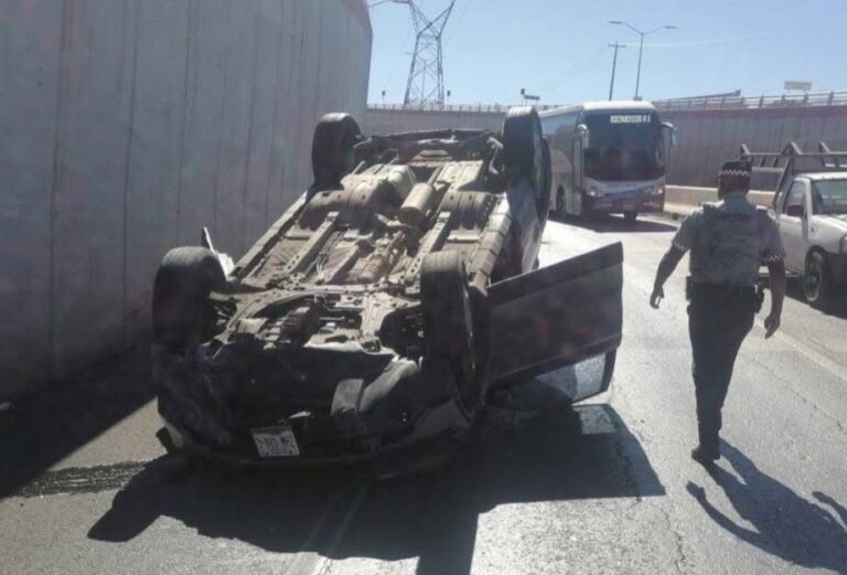 Choca y se vuelca en Tránsito Pesado; hay dos heridos