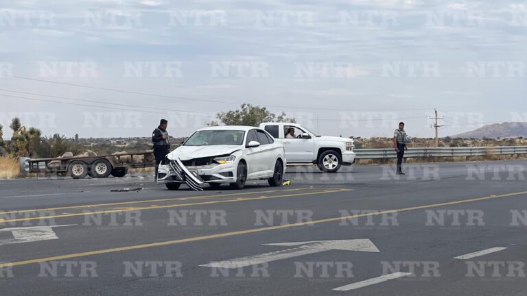 Chocan automóvil y motocicleta; hay 3 heridos