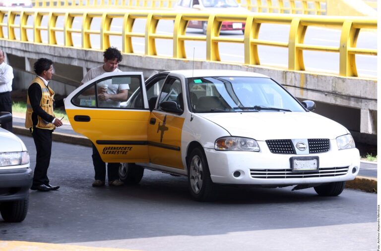 Debe pagar AICM por monopolio-taxis