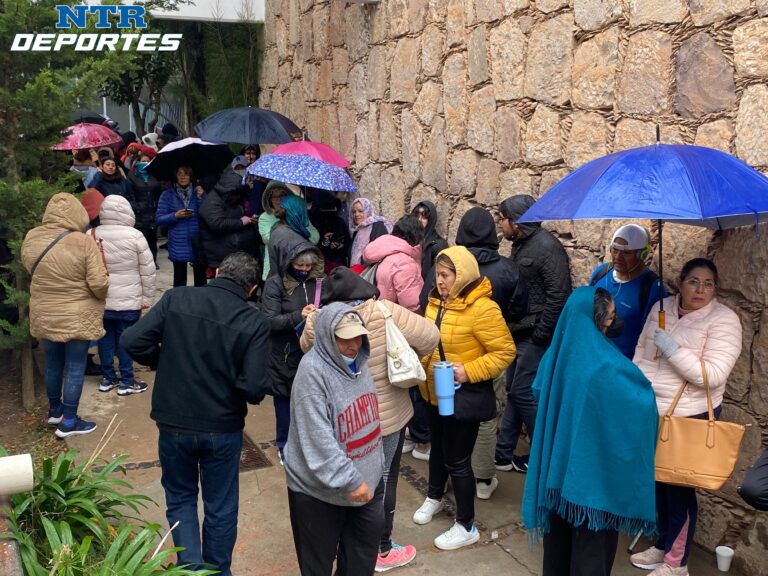 Denuncian nula organización en inscripción de Alberca IMSS