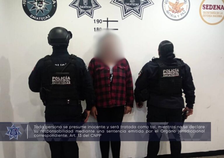 Detienen a dos personas por presunto robo a comercio