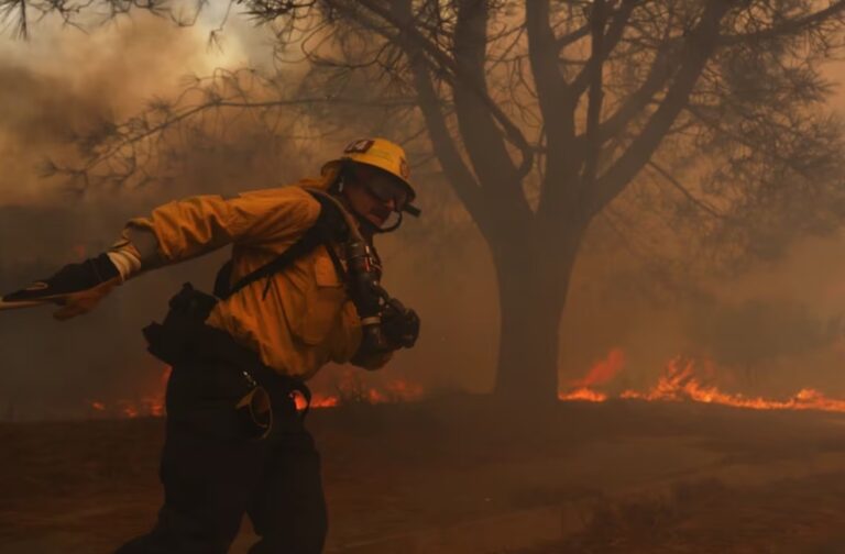 Un bombero lucha contra el incendio forestal en el vecindario de Pacific Palisades en Los Ángeles, [Fotografia. AP]