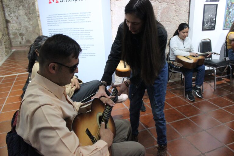Enseña Daniela a tocar la guitarra con Musicografía Braille