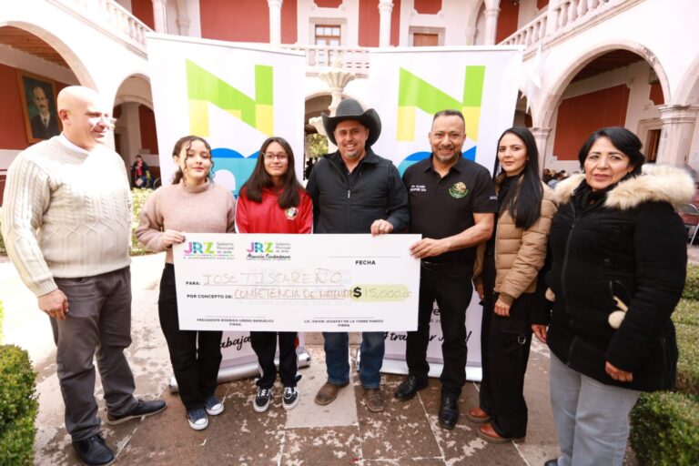 Entregan apoyos económicos a estudiantes y deportistas en Jerez