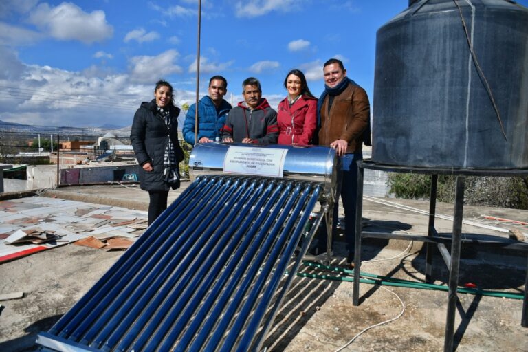 Entregan calentadores solares en Santa Mónica