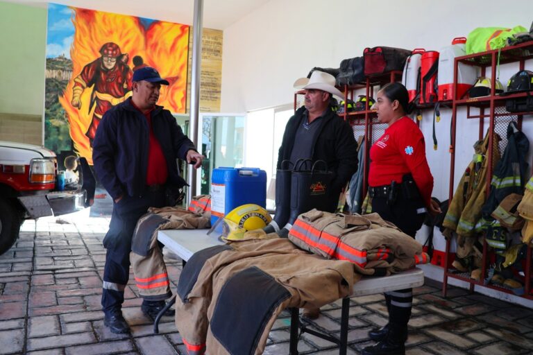 Equipan a bomberos de Jalpa