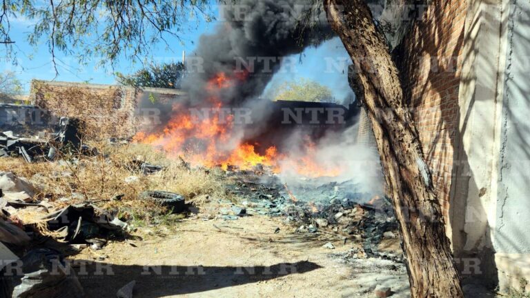Se incendia predio que almacenaba autopartes