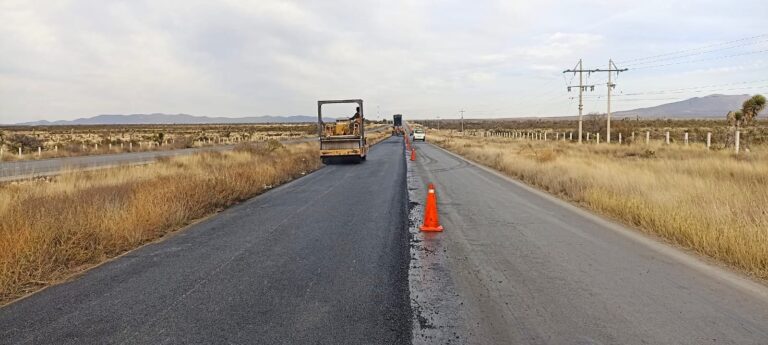 Inician trabajos de bacheo en la carretera federal 54