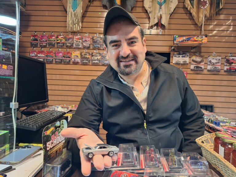 Jesús y su colección de 20 mil Hot Wheels