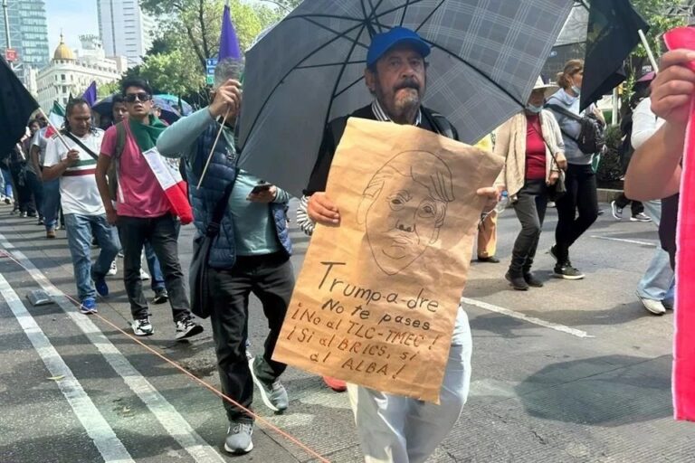 Marchan a la Embajada de EU en rechazo a Trump