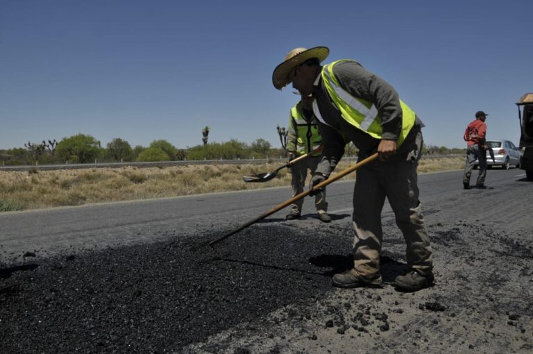 Reprochan abandono estatal en carreteras de Villa de Cos