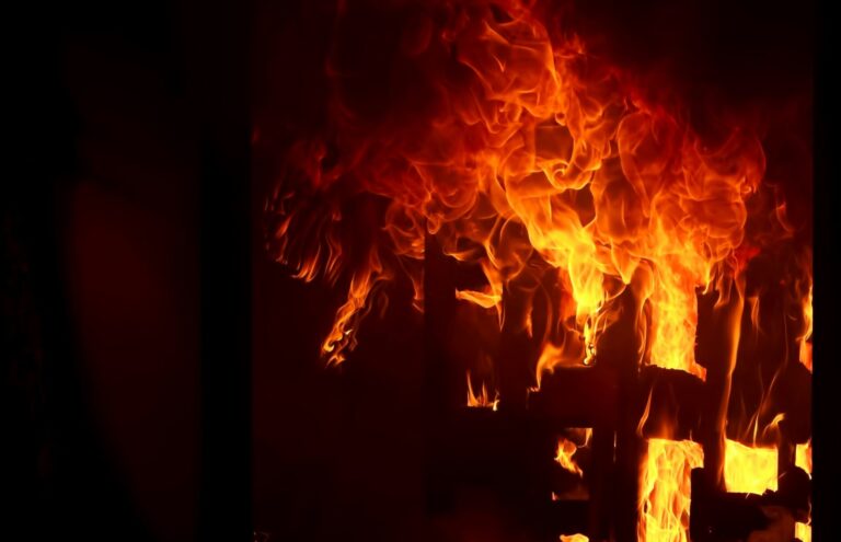 Se registra incendio dentro de una casa; no hay heridos