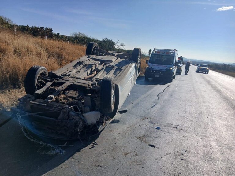 Se vuelca auto que era remolcado en carretera federal 49