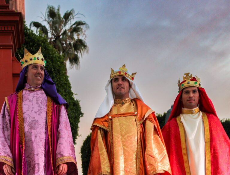 Sorprenden los Reyes Magos a los niños