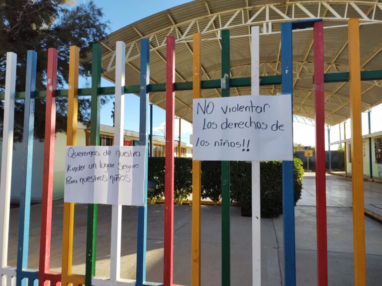 Padres bloquean preescolar, exigen destituir a directora