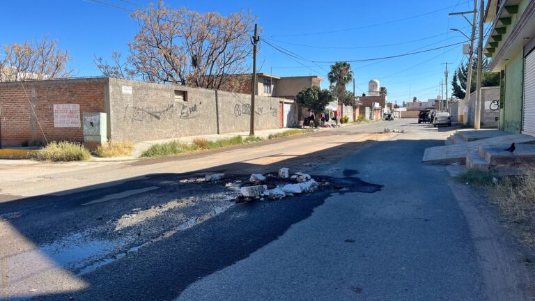 Persiste fuga de agua en la calle Ignacio Zaragoza
