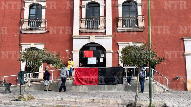 Paralizan maestros las actividades del gobierno