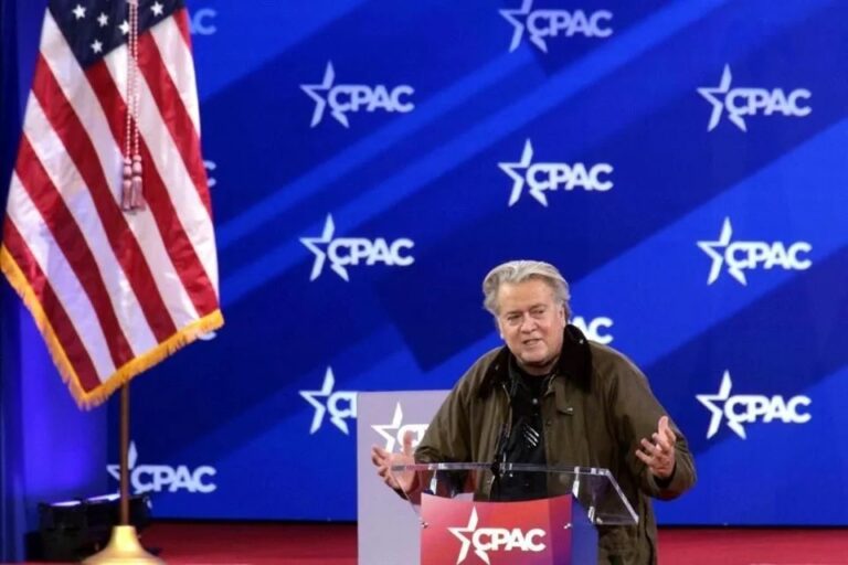 Acusan a Steve Bannon de hacer saludo nazi