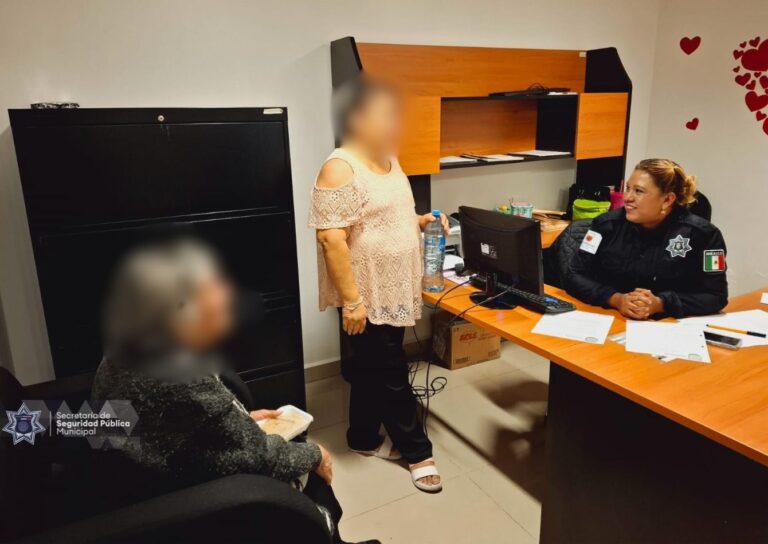 Apoyan a mujer desorientada; contactan a su familia
