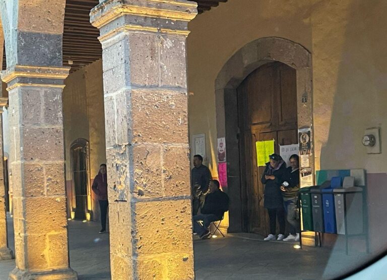 Mantiene el magisterio toma de presidencias
