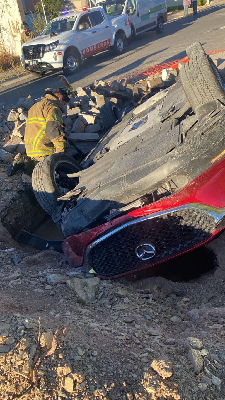 Cae auto en zanja en Villas Universidad; hay dos lesionados