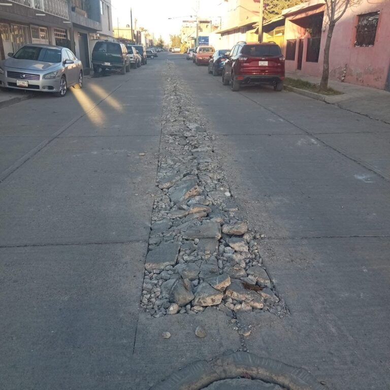 Piden cerrar zanja en la colonia Lomas de Plateros