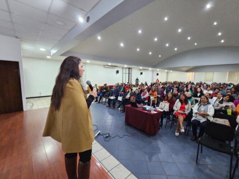 Capacitan a personal educativo para erradicar acoso escolar