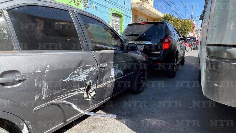 Choca camión contra auto estacionado, no hubo lesionados
