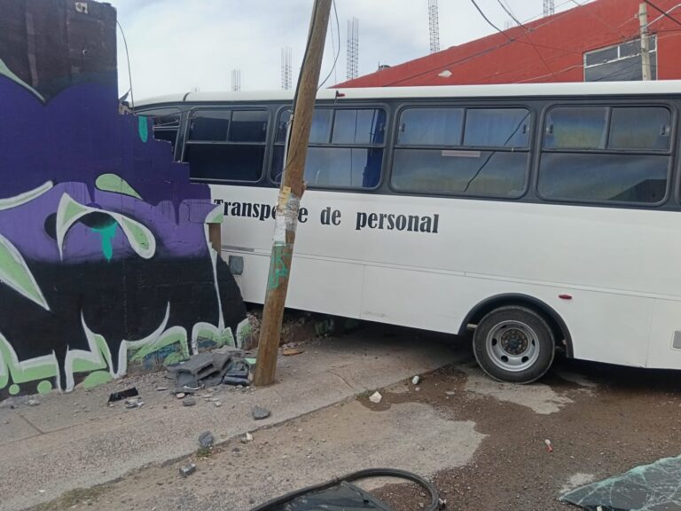 Choca camión contra casa habitación en Villas de Guadalupe
