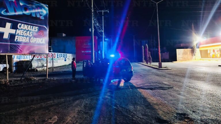 Choca joven contra poste; deja tres fraccionamientos sin energía