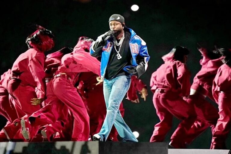 Da Kendrick Lamar patriótico show en el Super Bowl LIX