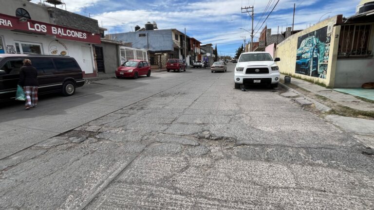 Denuncian vecinos pésima condición de calle Los Laureles