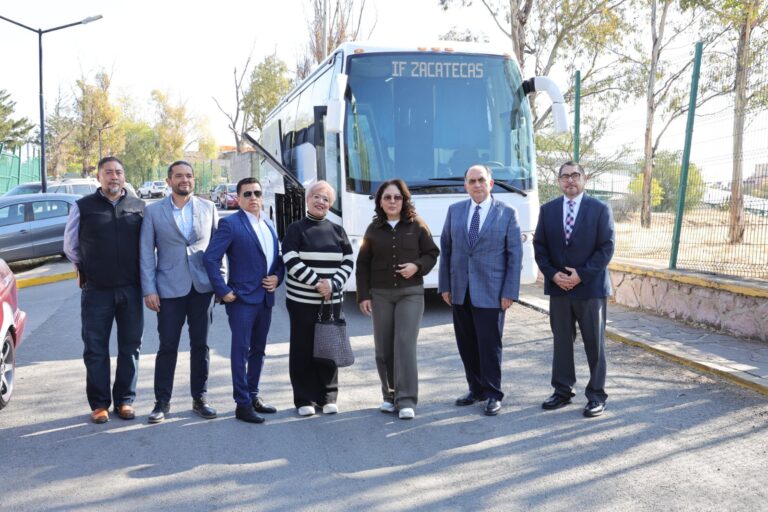 Entrega Omnibús autobús a SEDIF