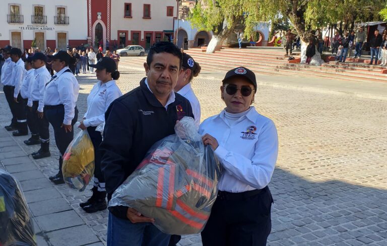 Equipan a bomberos de pueblo mágico