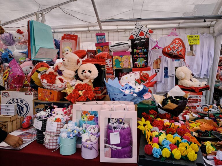 Instalan tianguis del Día del Amor