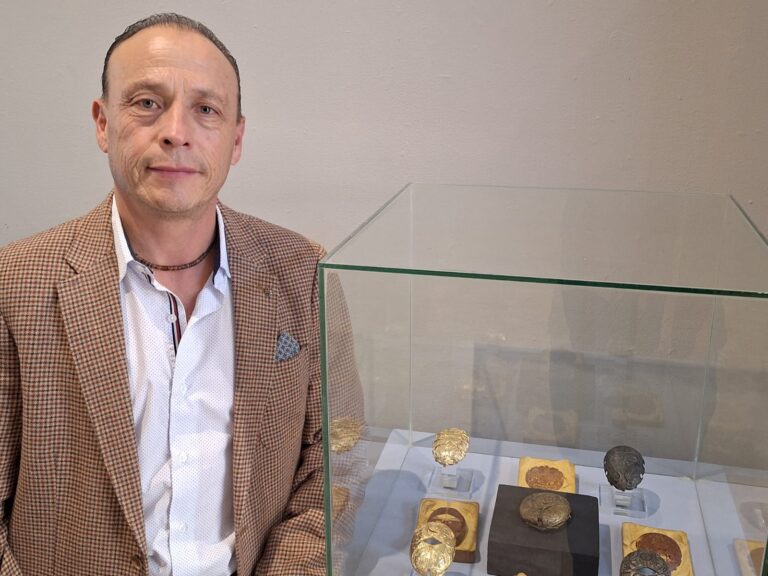 Llega la expo Cronos, un dispositivo de película