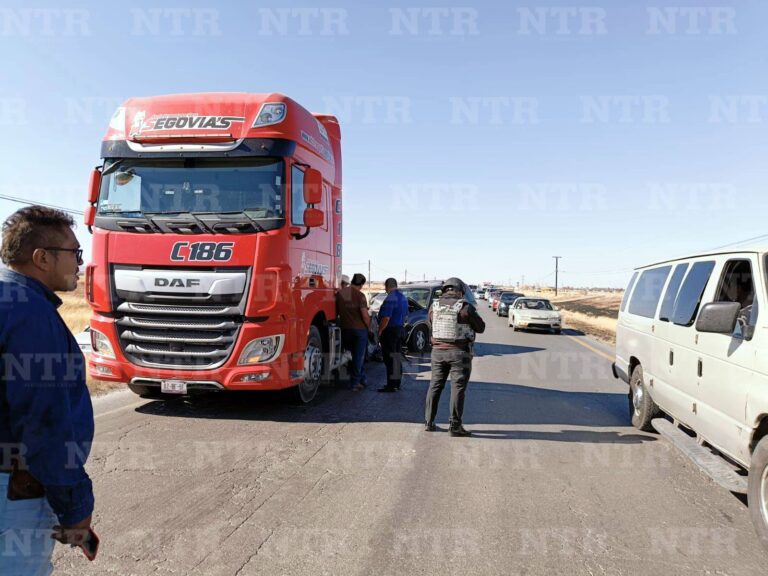 Chocan camioneta y tractocamión